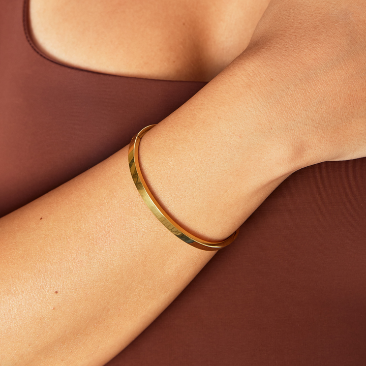 LILY™ – GOLD BANGLE