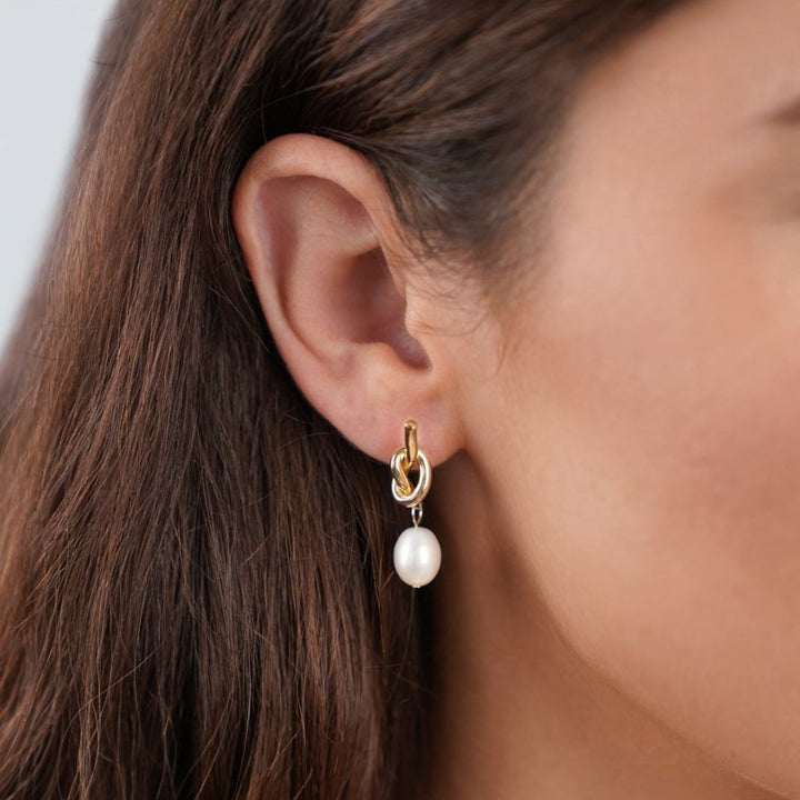 KNOTTED™ – GOLD & FRESHWATER PEARL EARRINGS