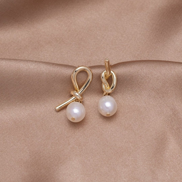 KNOTTED™ – GOLD & FRESHWATER PEARL EARRINGS