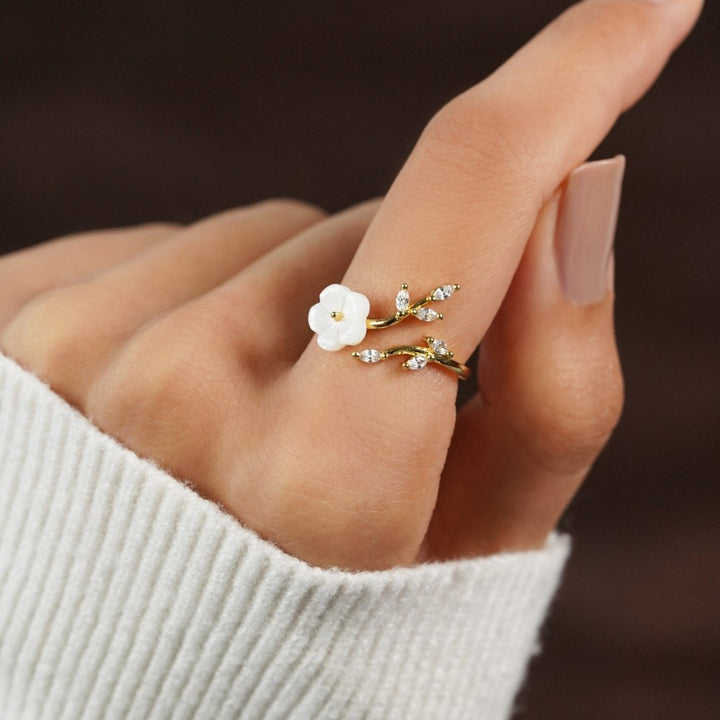 RISE™ – WHITE BLOSSOM RING