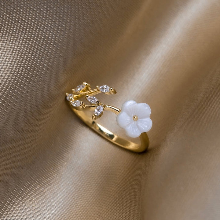 RISE™ – WHITE BLOSSOM RING