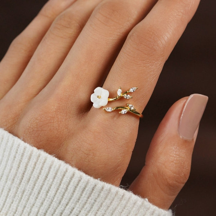 RISE™ – WHITE BLOSSOM RING